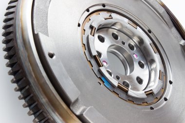 Beyaz arka planda otomotiv dizel motoru için Flywheel sönümleyici