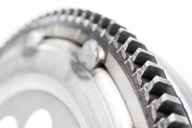 Beyaz arka planda otomotiv dizel motoru için Flywheel sönümleyici