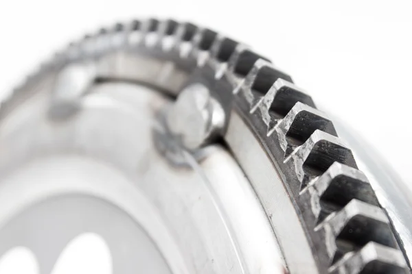 Beyaz arka planda otomotiv dizel motoru için Flywheel sönümleyici