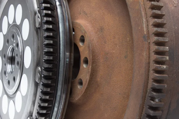 New and old rusty damping flywheels for automotive diesel engines. — Stock fotografie