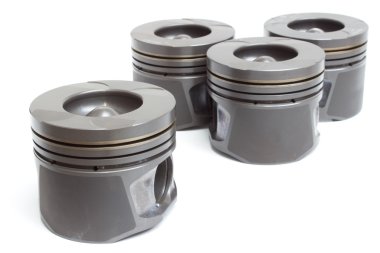 bağlantı çubukları ve pistonlar, motor parçaları. Beyaz bir arka plan üzerinde izole krank mekanizması unsurları