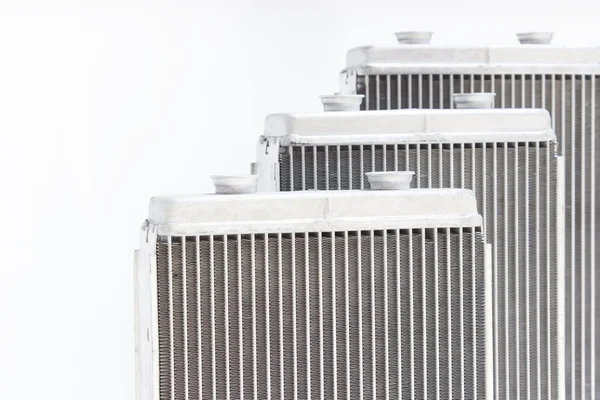 Três novo fogão radiador automotivo em um fundo branco — Fotografia de Stock