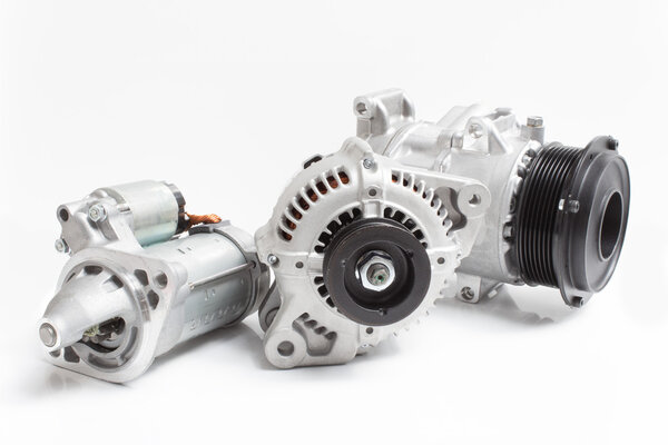 компрессор стартера, генератора и кондиционера воздуха изолирован на белом фоне
