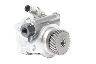 Beyaz arka plan motor parçaları üzerinde hidrolik güç direksiyon pompası