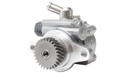 Beyaz arka plan motor parçaları üzerinde hidrolik güç direksiyon pompası