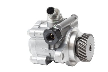 Beyaz arka plan motor parçaları üzerinde hidrolik güç direksiyon pompası