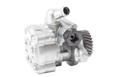 Beyaz arka plan motor parçaları üzerinde hidrolik güç direksiyon pompası