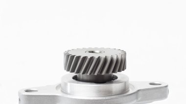 Beyaz arka plan motor parçaları üzerinde hidrolik güç direksiyon pompası