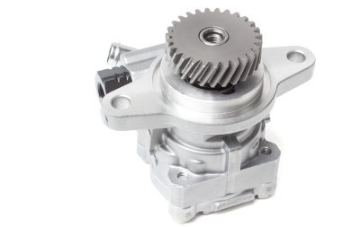Beyaz arka plan motor parçaları üzerinde hidrolik güç direksiyon pompası