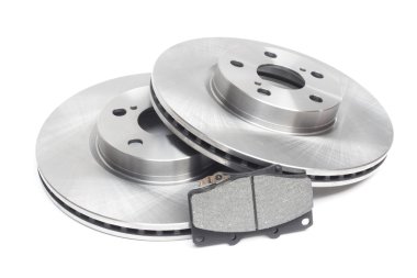 fren diskleri ve balataları beyaz bir arka plan üzerinde fren. araba parçaları