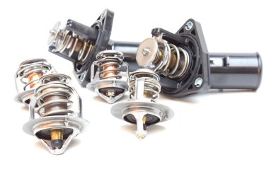 Araba motorunun parçaları. İçten yanma makinesinin termostat motor soğutma sistemi. Beyaz arkaplanda yedek parça