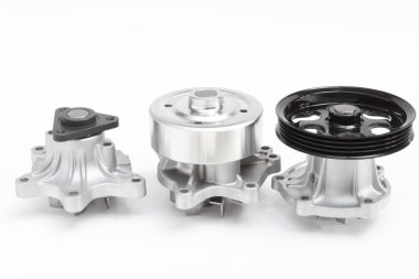 Beyaz bir arka plan üzerinde otomobil motor soğutma sistemi pompa