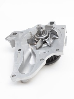 Beyaz bir arka plan üzerinde otomobil motor soğutma sistemi pompa