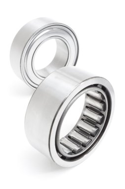 Rulman açık ve kapalı bir beyaz arka plan üzerinde