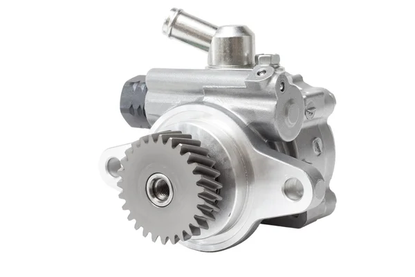 Beyaz arka plan motor parçaları üzerinde hidrolik güç direksiyon pompası