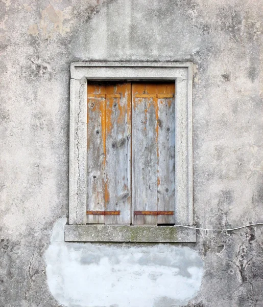 旧的灰色木材窗口 — 图库照片