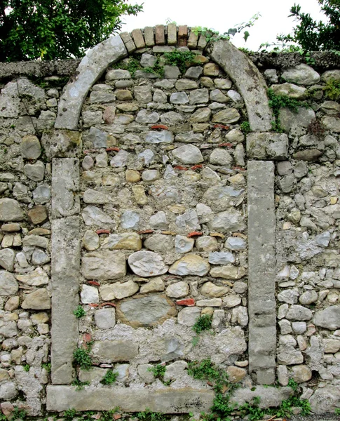 Steinmauer mit Bogen — Stockfoto