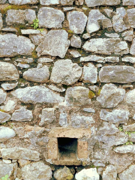 Кам'яна стіна з отвором — стокове фото