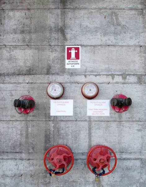 Fire system on concrete wall — 图库照片