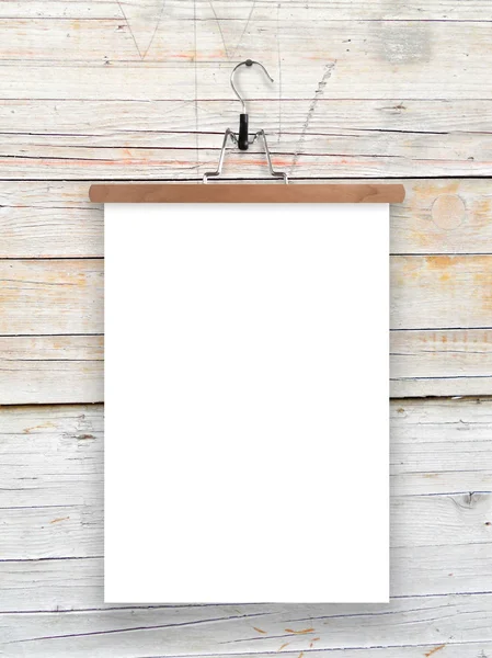 Uma folha de papel com um cabide — Fotografia de Stock