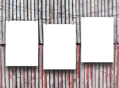 Üç kağıt sayfalarının giyim pimleri ile idam