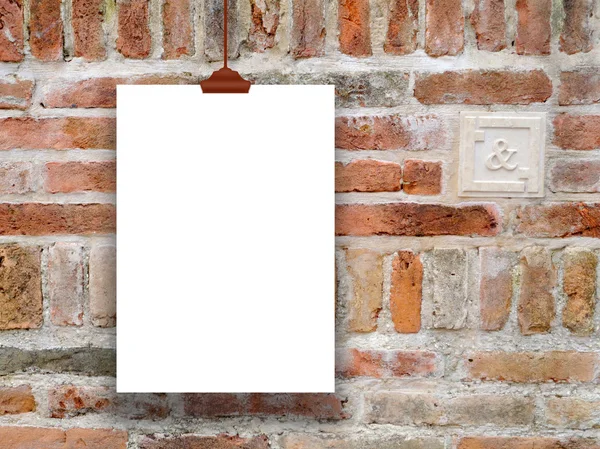 Hoja de papel colgado único en la pared de ladrillo antiguo — Foto de Stock