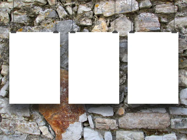 Tres hojas de papel colgadas en la pared medieval —  Fotos de Stock