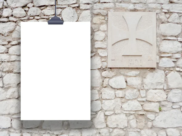 Folha de papel pendurado único na parede de pedra medieval — Fotografia de Stock