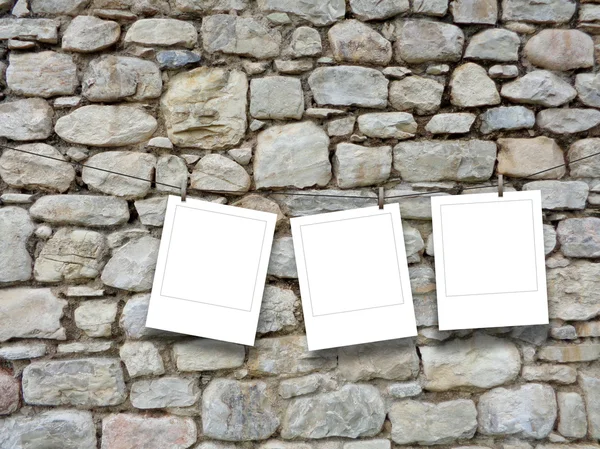 Tres marcos de fotos instantáneas cuadrados en blanco colgados con alfileres de ropa — Foto de Stock