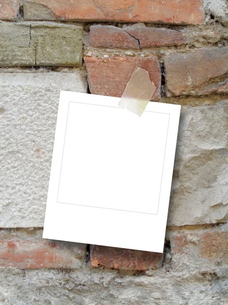 Pojedynczy kwadrat pustej ramki na mieszane betonu i cegieł ściany — Zdjęcie stockowe