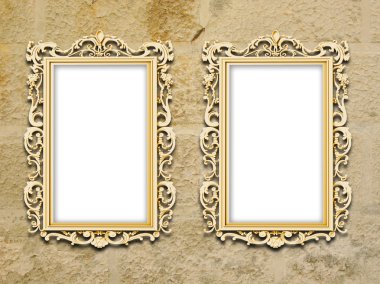 İki altın Barok çerçeve grungy sarı beton duvar