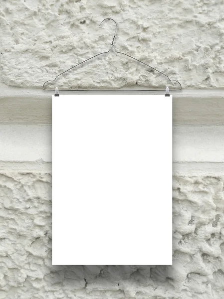 Jeden papír list s ramínko na betonovou zeď — Stock fotografie