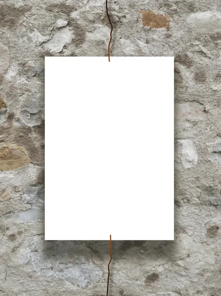 Papper ram med metalltråd på pebble vägg — Stockfoto
