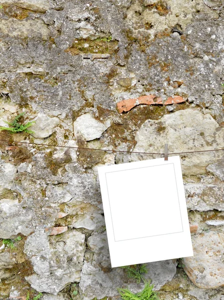 Ένα κενό τετράγωνο στιγμιαίας φωτογραφίας με καρφίτσα στο αρχαίο ιταλικό πέτρινο τοίχωμα — Φωτογραφία Αρχείου