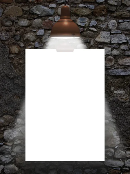 Folha de papel pendurado único com lâmpada retro na parede de pedra antiga — Fotografia de Stock