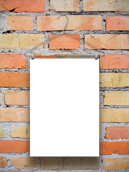 Un marco vacío colgado con percha en la pared de ladrillo envejecido — Foto de Stock