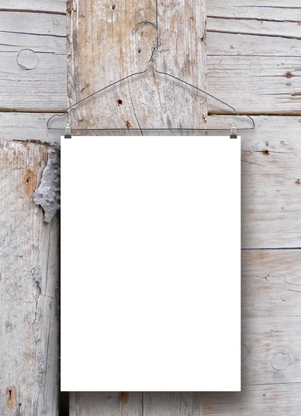 Hoja de papel rectangular colgada única con percha en viga de madera envejecida y tableros — Foto de Stock
