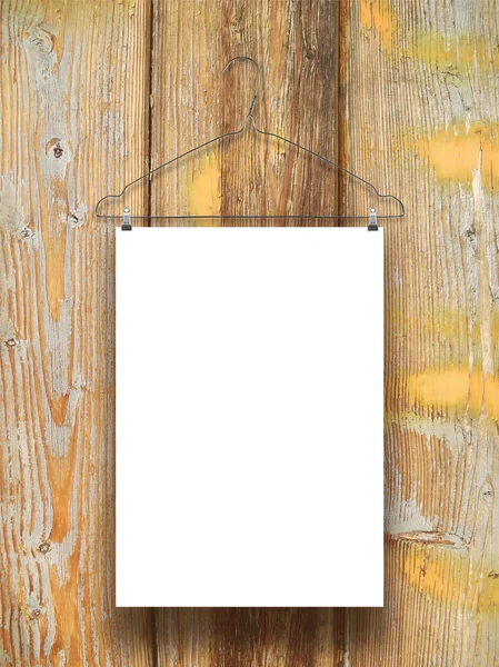 Jediného pověsit list papíru s závěs na obarvený a omšelé dřevěné desce — Stock fotografie
