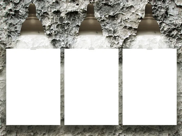 Три повешенных бумажных листа с лампами на каменной стене — стоковое фото