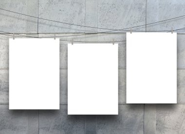 Mandal tarafından mavi sac üzerinde astı üç boş çerçeveler