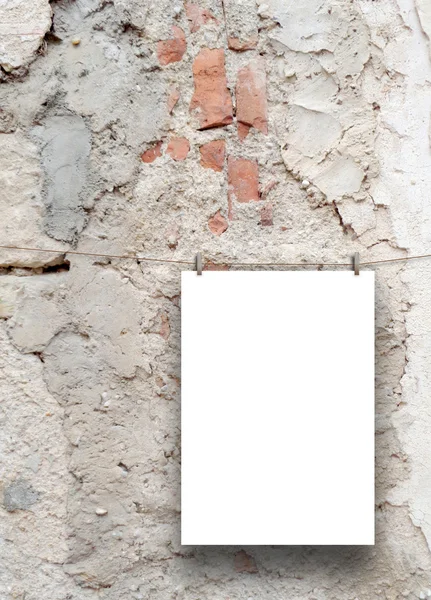 Marco vertical colgado por pasador de ropa en gris agrietado y pared de hormigón rayado —  Fotos de Stock