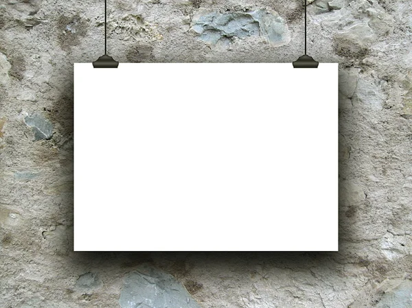 Enkel opgehangen horizontale papier blad met clips op verweerde betonnen wand — Stockfoto