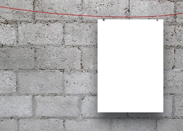 Satu bingkai kosong digantung oleh pasak di dinding balok beton — Stok Foto