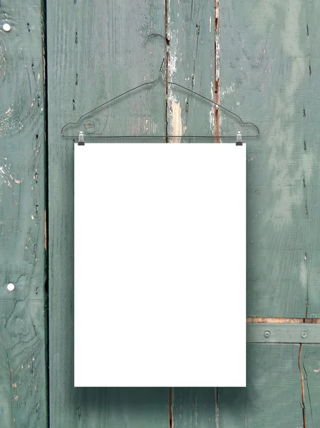 Hoja de papel colgada individual con percha de ropa en tableros de madera agrietados y rayados — Foto de Stock