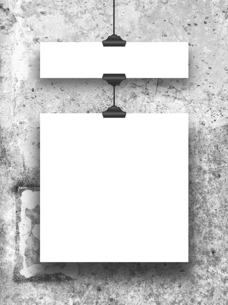 Två hängde rektangulära och fyrkantiga tomma ramar på grå vittrade betongvägg — Stockfoto