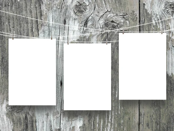 三个空帧由钉挂在风化木板 — 图库照片