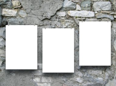 Üç boş çerçeve giyim pins tarafından eski kırık ve çizik taş duvara astı