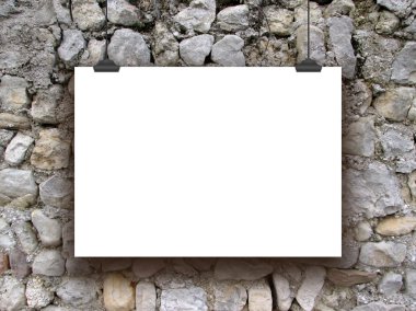 Tek klipleri Ortaçağ taş duvar ile yatay kağıt levha asılmış