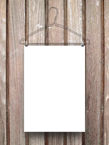 Primer plano de una hoja de papel colgada con percha de ropa en tableros verticales de madera envejecida — Foto de Stock