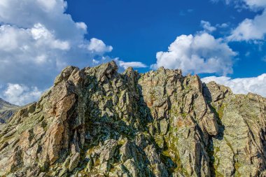 Kümülüs bulutlu resimli dağ manzarası. Vahşi yaşam. Yürüyüş. Gündüz vakti. Zirvenin fethi